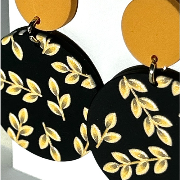 🌸Round Black Wood Style Earrings. Black with Tan Leaf Design - Picture 6 of 9